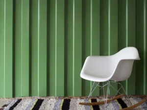 Parede de telha metálica verde escuro