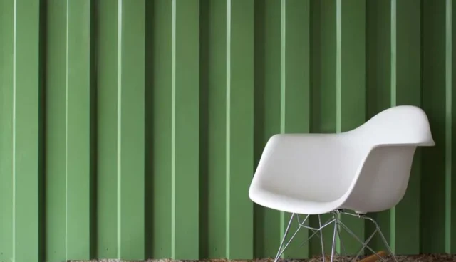 Parede de telha metálica verde escuro