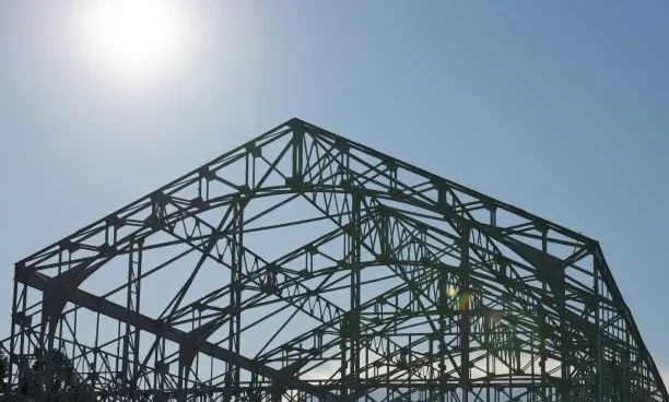 Estrutura metálica de telhado, construção metálica, cobertura metálica, telhas metálicas, estrutura de aço.