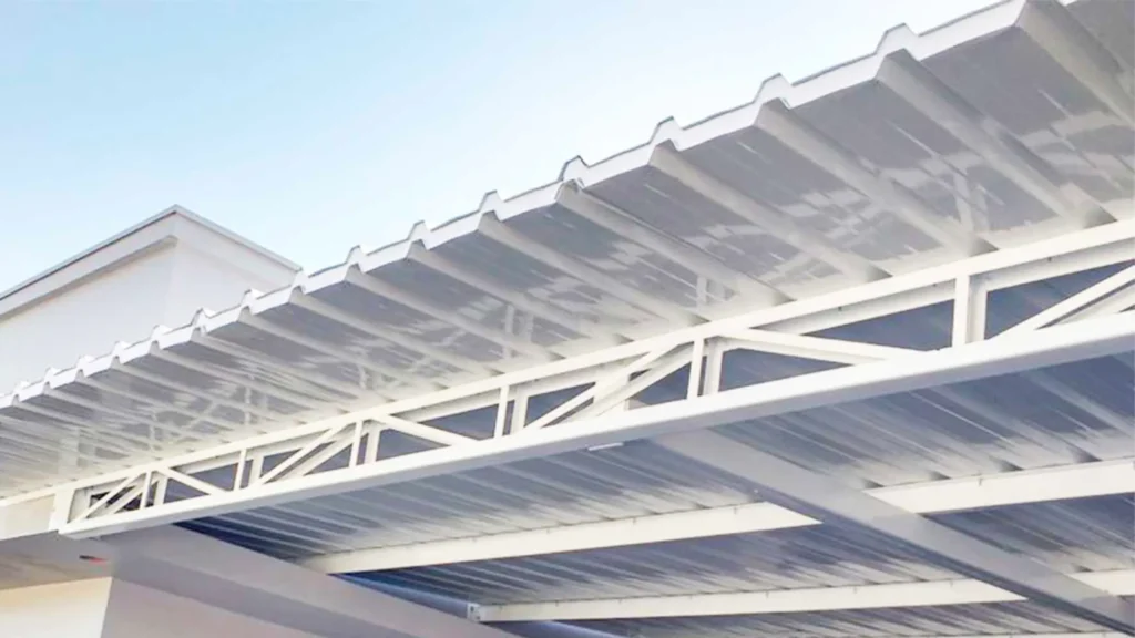 Telhas metálicas brancas instaladas em cobertura, estrutura metálica aparente.