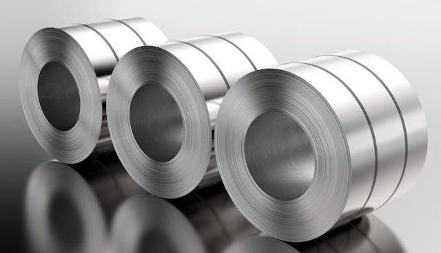 Três rolos de aço laminado