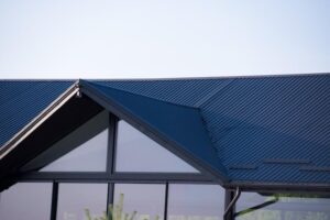 Telhado moderno de metal com vista clara