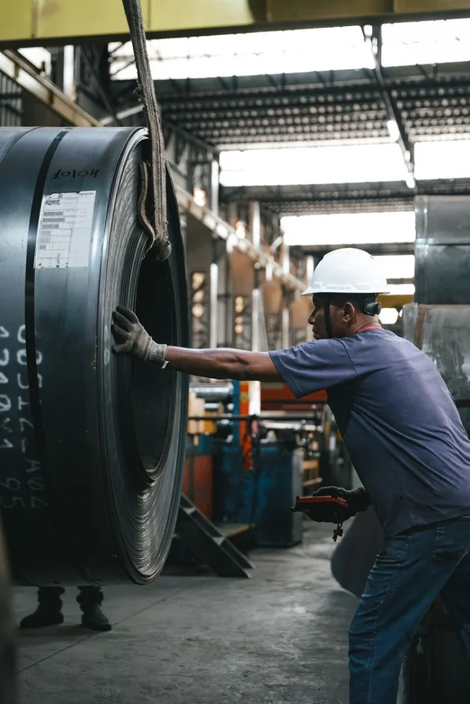 15042026 DSC07576 Trabalhador manuseando bobina de metal em fábrica