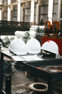 Capacetes brancos em mesa de trabalho industrial