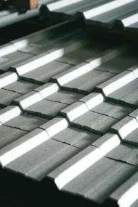 Telhas metálicas com acabamento brilhante em fileiras.