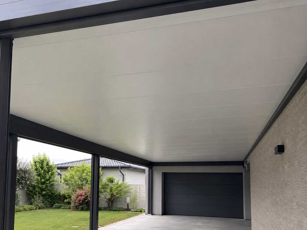 Vista interna de um garagem moderna e bem iluminada.