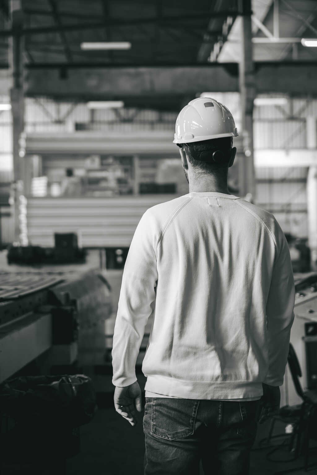 Homem com capacete em ambiente industrial