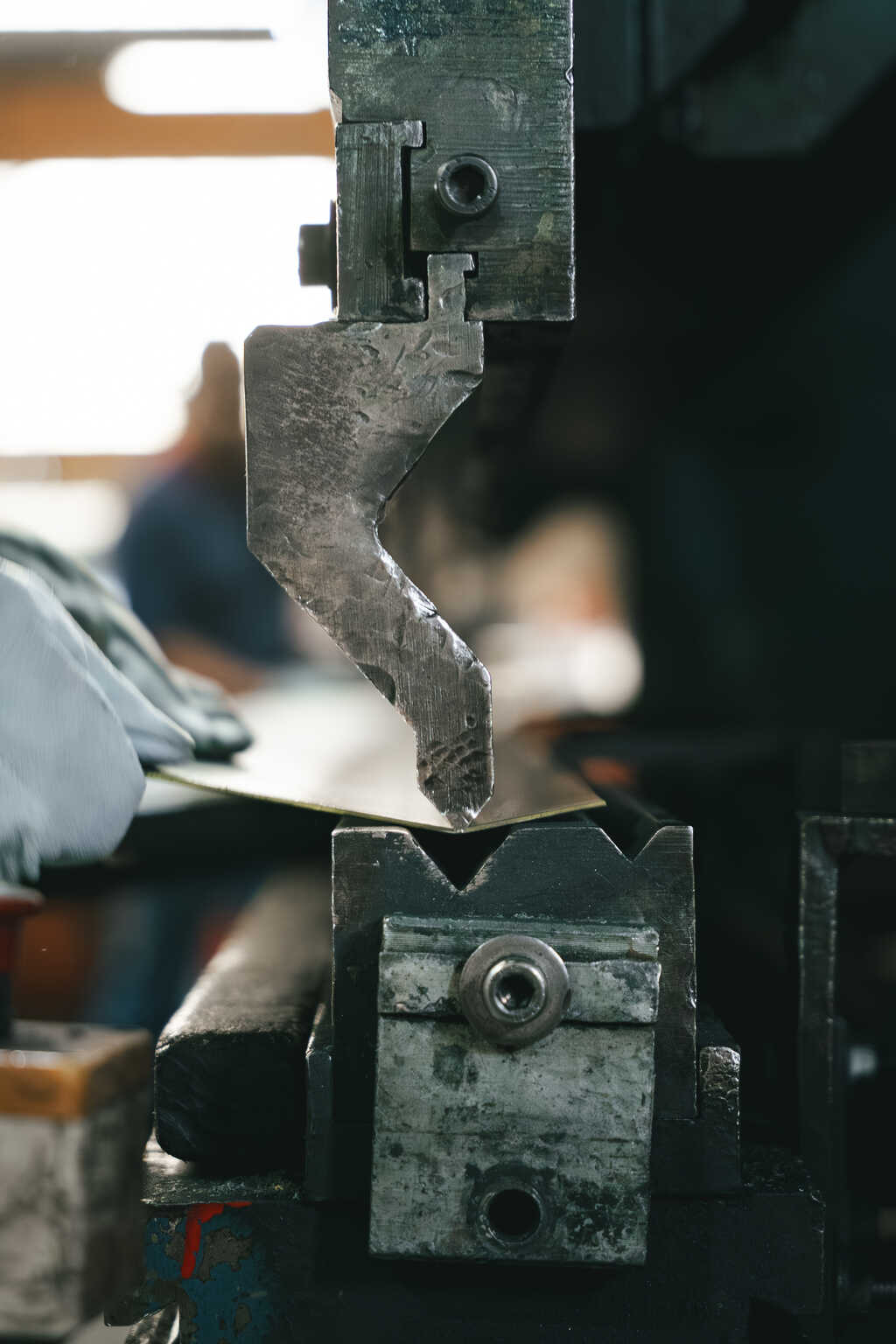 Máquina de corte em ação na indústria metalúrgica